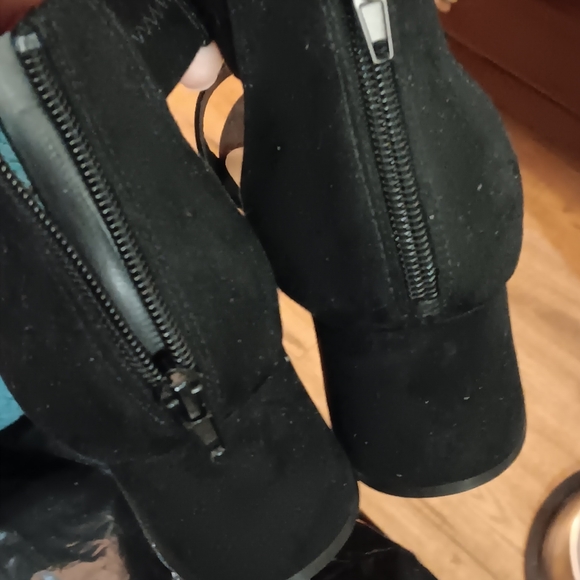 Open toe shoes - Picture 3 of 3